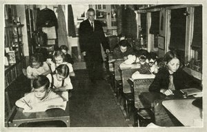 When the School comes to the Children - Travelling schools provide thoroughly modern education by Unbekannt