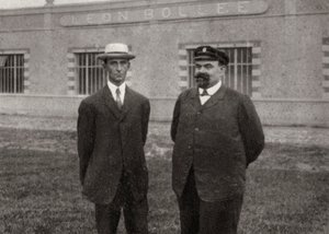 Wilbur Wright, American aviator, and Leon Bollee, French inventor and car manufacturer, 1908 by Unbekannt