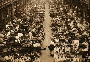 Women working in the Royal Army Clothing Factory, First World War, 1914-1918 by Unbekannt