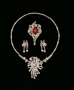 Art Deco diamond jewellery: baguette diamond brooch pendant, cabochon ruby and diamond scroll brooch, diamond pendant earrings by Unbekannt Unbekannt