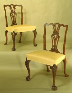 Chippendale dining chairs, carved, pierced & fluted splats, serpentine top rail with C scrolls, flame moulding and foliage on cabriole legs in shaggy paw feet, c.1760