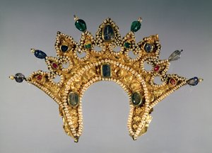 Russian diadem, gold set with pearls and semi-precious gems, early 17th century by Unbekannt Unbekannt