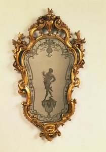 Venetian giltwood girandole, cartouche plate engraved with a classical figure