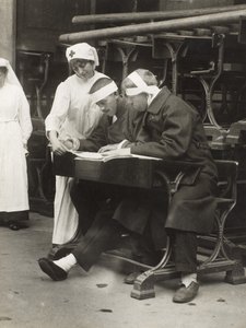 A Nurse Translating the News for the Wounded Soldiers of the Allied Forces by Unbekannt