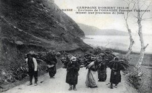 Albania: Gypsy women wearing wooden bundles on their backs - Postcard 1914-1918