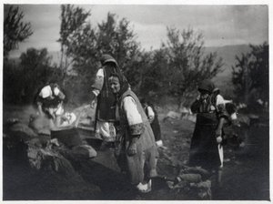 Balkan Peninsula: Women in front of a pot on a fire - Postcard 1914-1918