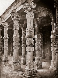Colonnade of the Mosque of Quwwat-ul-Islam in the Qutb Minar complex, Delhi by Unbekannter Künstler