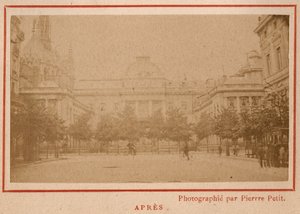 Commune of Paris (1871): view of the Palais de Justice in Paris after its fire in May 1871 by Unbekannt
