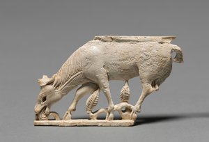 Decorative Plaque: Browsing Stag, 900-800 BC by Unbekannt