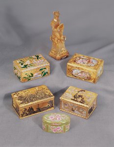 Four Louis XV Style Enamelled Gold Snuff Boxes, Stroganoff, and German Monkey Snuff Box by Unbekannt