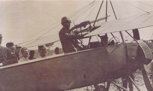 French soldiers around the machine gun of an aircraft - 1915 by Unbekannt
