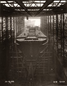 Gantry crane in operation above the cargo ship Northbank at the shipyard of William Doxford & Sons, Sunderland by Unbekannter Künstler