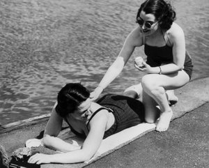 Girls at the Serpentine Lido by Unbekannt