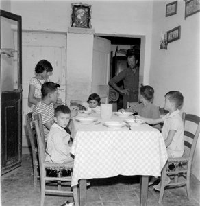 Large Family Reunited at Table in the Dining Room of the Country House - 1960s by Unbekannt