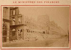 Commune of Paris (1871): view of the Ministry of Finance in ruins in Paris in May 1871