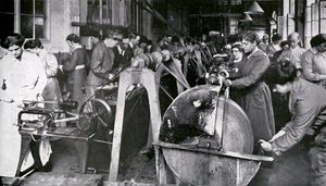Munitions Workers during World War 1 by Unbekannter Künstler