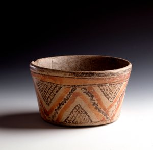 Pre-Columbian art, Mayan civilization, classical period: cutting polychrome clay decorated with zigzags and triangles. From Peten, Guatemala Dim. h. 10 x diam. 10.6 cm Guatemala, Museo Nazionale di Archeologia e Etnologia