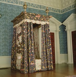State bed with chinese embroidery hangings, English by Unbekannt