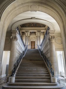 The staircase, architect Charles Lelong and Edouard Dubois, between 1840 and 1846. On the ceiling, France attaching its archives to the dawn of time, painting by Felix Jobbe Duval, between 1877 and 1881. Hotel de Soubise
