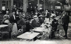 Thermal tourism: view of a restaurant in Vichy and its clientele of curists, Allier 1905