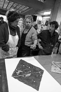Todd Narbey, New Zealand Painter, Annie-Paule Thorel, French Painter, Nicolas du Mesnil du Buisson, Co-founder of Pasnic Engraving Workshop, Pascal Gauvard, Co-founder of Pasnic Engraving Workshop. Analysis of a Print. Pasnic Engraving Workshop in Paris by Unbekannt