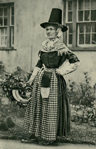 Wales. A stately old Welsh dame, staunch to national costume. 1920 by Unbekannt