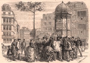 Boulevard Pigalle in Paris: Parisian crowd around a Morris column during the selling of the newspapers