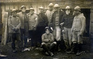First World War 1914-1918 (14-18): Group of French Soldiers and Allies Posing for Photography in Front of Their Casemate. They All Wear a Gas Mask - Undated Anonymous Photo
