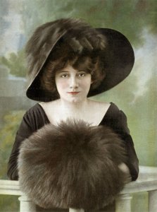 French comedian Cora Laparcerie (1875-1951) photo from French paper "Le Theatre" January 1st