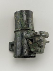 Hubcap with linchpin cast in the form of a feline head