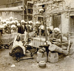 Spinning and Weaving Woolen Shawls, Srinagar, Kashmir, India c.1901