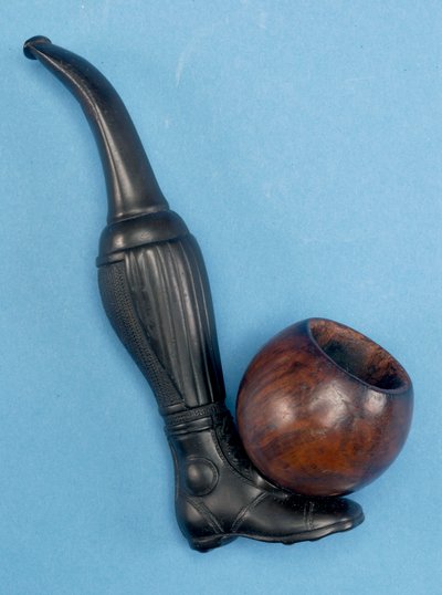Composition pipe with stem in the shape of a leg and a wooden detachable bowl by English School