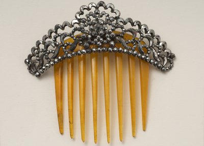 Hair comb with hinged headpiece by English School