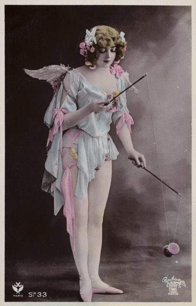 Girl playing with diabolo by French Photographer