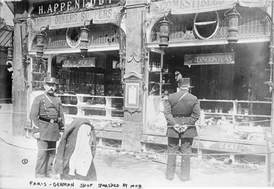 Paris, German shop smashed by mob by French Photographer