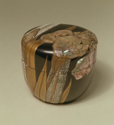 Tea jar and cover with flowering plant design in gold 