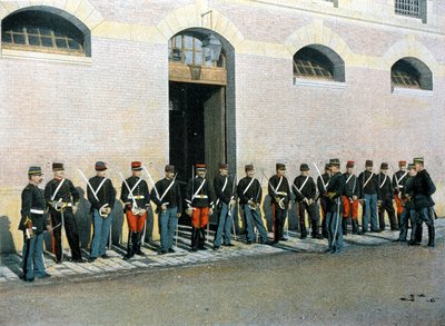 Walking classes: the newly admitted Republican guards are non-commissioned officers; they resume their classes on foot under the direction of a lieutenant - in Album militaire - Legion de la Garde by French School
