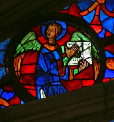 Window w141 depicting an angel with a musical instrument by French School