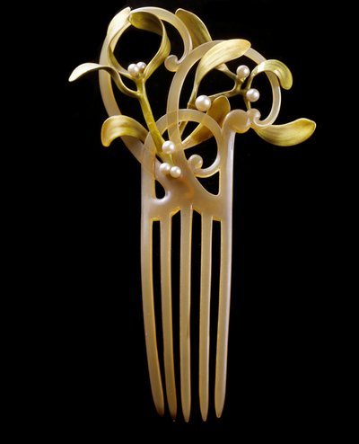 Art Nouveau: comb mistletoe in gold, scale, pearl and enamel made by Paul (1851-1915) and Henri Vever (1854-1942) by Henri and Paul  Vever