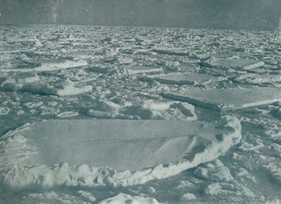 Heavy Pack in which the Ship Was Held Up by Herbert Ponting