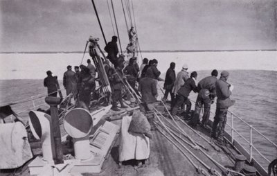 The approach to the pack-ice by Herbert Ponting