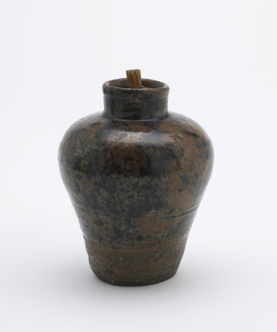 Tea caddy, in jar shape, used as bottle for candy pellets, Edo period by Japanese School