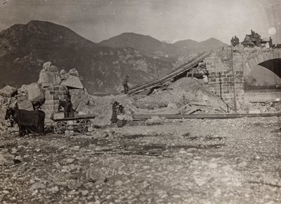 Album "Meine weltkriegs - Erinnerungen South-West Front (Carinthia, Italy, South Tyrol) 31/03/1915-12/11/1918 - Josef Zohles Wien": rubble of a bridge over the Tagliamento by Josef Zohles