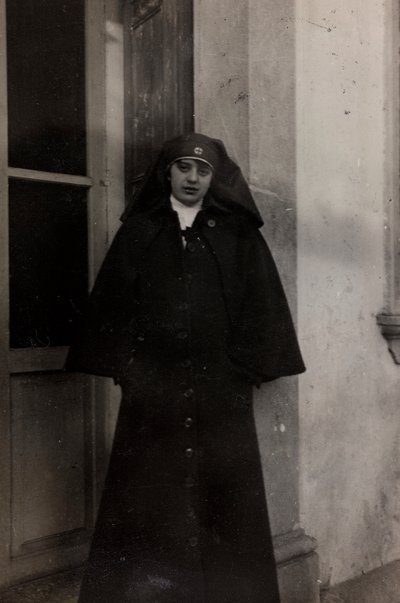 Album of the First World War in Friuli-Venezia Giulia: portrait of the Red Cross nurse Elena Bianconcini at Villa Brazzà, home to 17 of the Hospital of war in Soleschiano Manzano by L. Verdiani