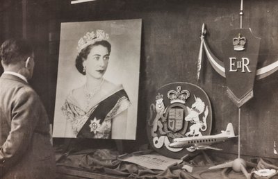 Showcase Welcome to the Queen of England Elizabeth II by Luigi Leoni