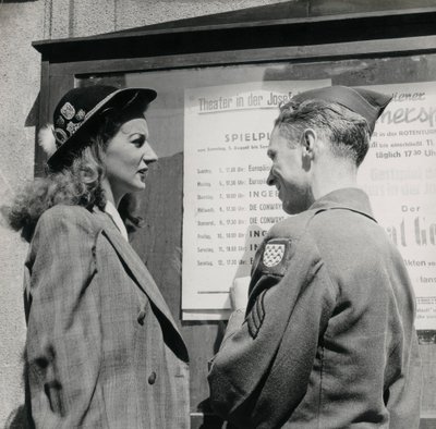 Soldier with a young woman in front of a Viennese theater poster by Luigi Leoni