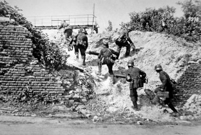 WWI German Machine Gun Section Advances During the Battle of the Aisne by Photographer German