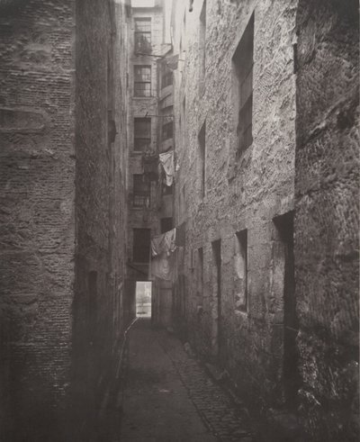 Close No. 148 High Street by Thomas Annan