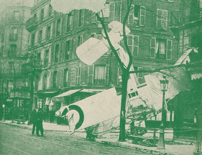A French Aeroplane Descends in a Paris Street, c. 1917 by Unbekannt