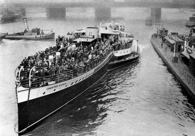 A Bank Holiday Crowd on Board a Paddle Steamer Headed for Margate, London by Unbekannt